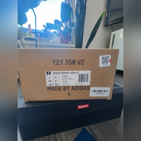 ADIDAS YEEZY BOOST 350 V2 - Picture 2 of 8